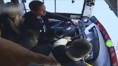 老人坐过站和司机抢方向盘，这种人是否该限制公交出行呢？