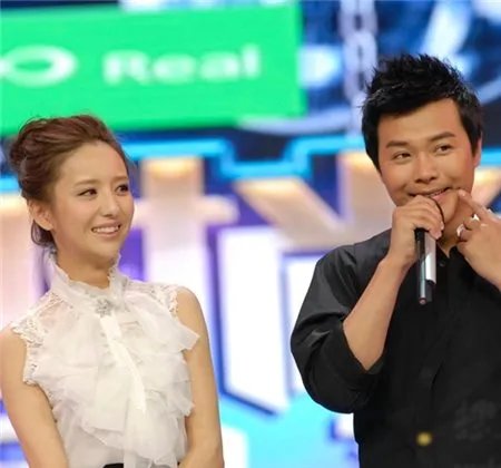 佟丽娅陈思成快乐大本营牵手虐汪 回顾两人相识相恋4年情史