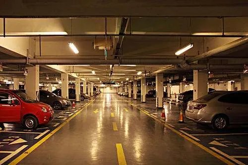 建地下车库供家长接送孩子，学校此举的目的是什么？