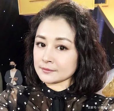 于月仙车祸去世，四人同乘一辆车，唯独她当场去世，谁来承担这起事故责任？