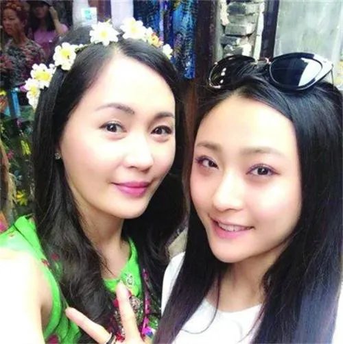 好声音陈冰妈妈被赞太年轻 母女俩似一对姐妹花