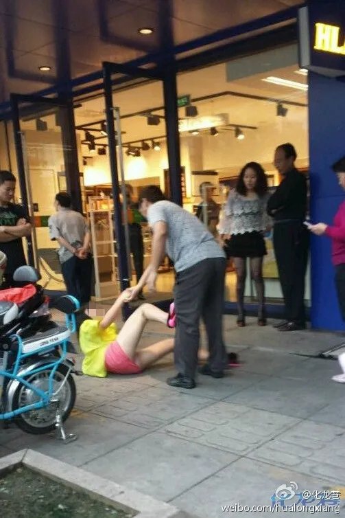 江苏14岁少女打扮成熟 当街与父亲发生肢体冲突