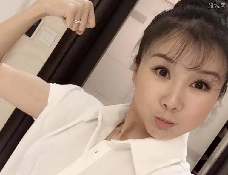 孙菲菲踩裙门事件详情 到底其中有什么内幕