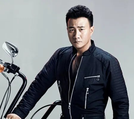 胡军最新电影是什么？ 铁骨硬汉化身暖心奶爸