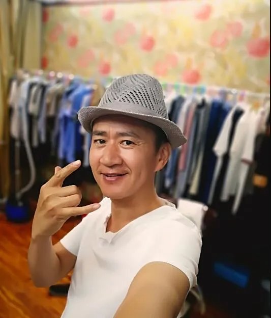 李嘉明为什么叫尔康 脸有传闻中的那么相像