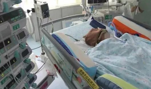 三把菜刀从天而降怎么回事：又一惊险的高空坠物事件