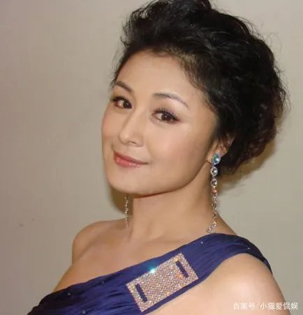 于月仙车祸去世，四人同乘一辆车，唯独她当场去世，谁来承担这起事故责任？