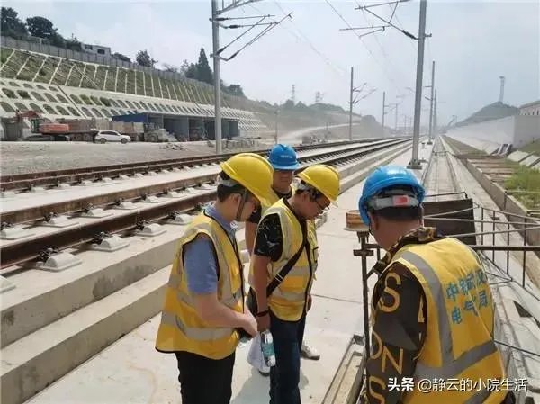 成贵高铁正式开通，村民站满山坡观看，首发车经过现场集体欢呼, 你怎么看？