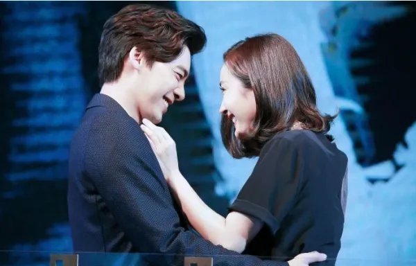 杨幂为李易峰打胎是真的吗?