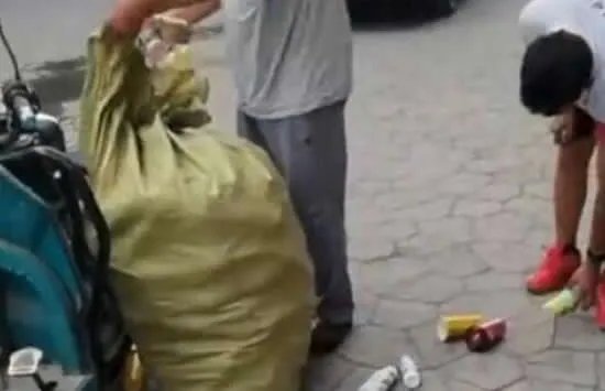 13岁少年军训后拎回一麻袋废品 父亲一句话获众人点赞