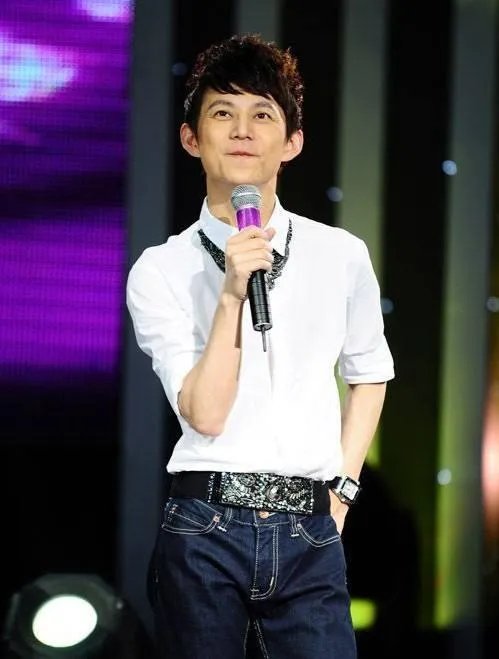 各个卫视的主持人的收入一般是多少?