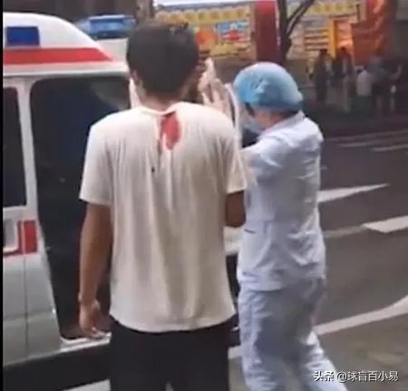 飞刀从天而降直插男子后脑勺，他还能自己进救护车，到底咋回事？