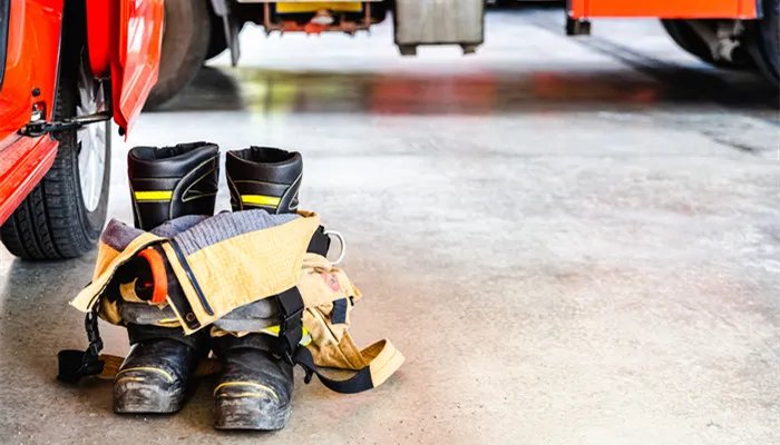 高层发生火灾时正确的逃生方法 在高层发生火灾时正确的逃生方法