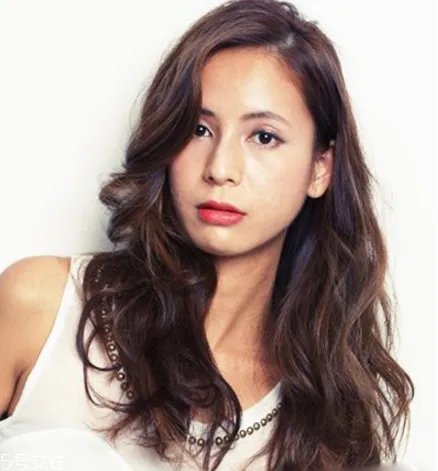 好看的长卷发发型图片 蛋糕卷发型