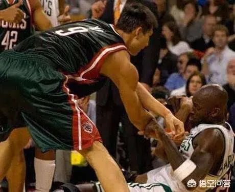 当年易建联在NBA新秀赛季,一拳将挑衅的加内特击倒在地是怎么回事?当时发生了什么?