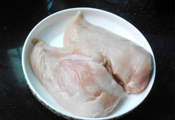 生鸡肉从盘中逃走吓坏用餐者，这种状况是否可以用诈尸来描述？