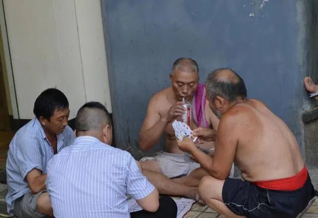 你如何看待「地铁站避暑」?