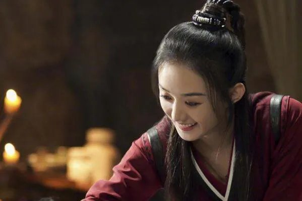 有翡新剧照发布,为啥赵丽颖的服装还是平平无奇?