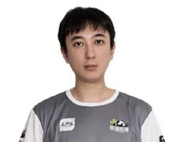 王思聪春节在三亚吃大鹅，还跟老板豪爽碰杯，你怎么看？