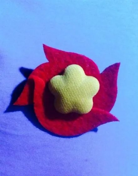 抗战胜利花怎么戴在胸前