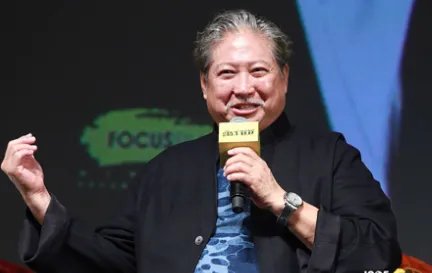 68岁洪金宝坐轮椅买菜，他为什么不找个保姆跟随？