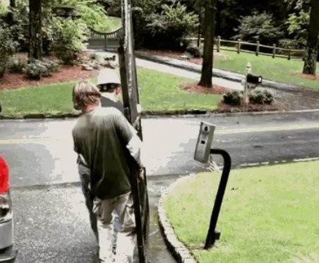 巨石强森着急上班徒手拆门，事件的原委是什么？