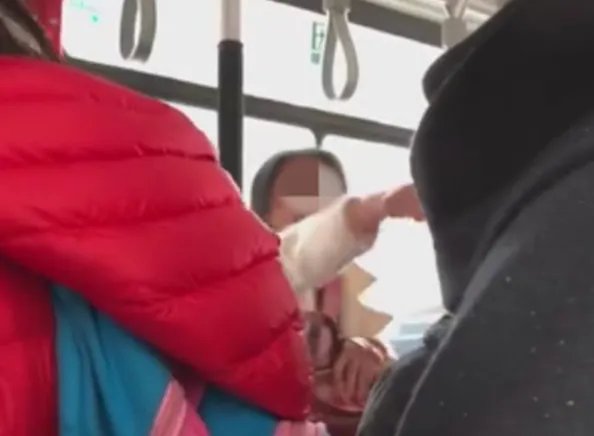 济南一小学生为何遭老太打骂？