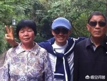 王宝强陪父母逛街买衣服，而我们孝顺了我们的父母吗？