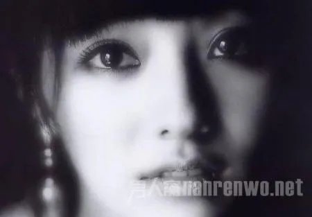 韩彩英整容前后对比照 平胸变巨乳变双眼皮