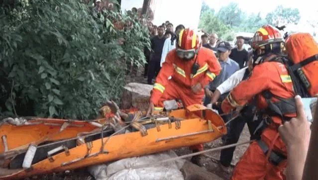 男子坠入深坑生还,男子是如何坠入生坑的?