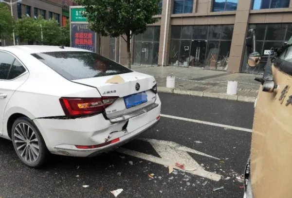 斯柯达速派遭小客车追尾,结果是怎样的?