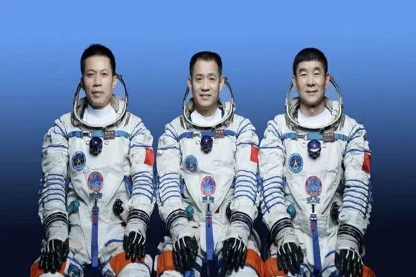 3名航天员离开空间站前敬礼致谢，他们为航天事业做出了哪些贡献？