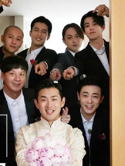 杨洋晒王彦霖伴郎团合照，都有哪些人去当王彦霖的伴郎了？