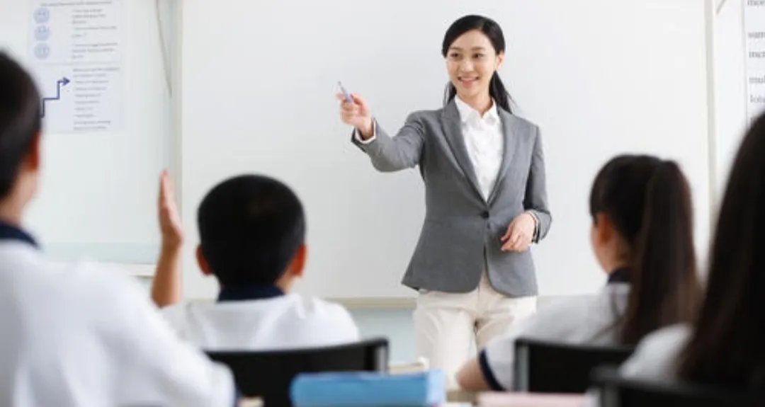 大学老师硬核叫停窗外施工队,是有责任心还是太较真?