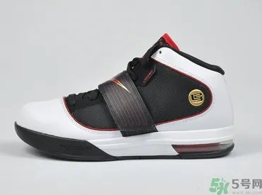 耐克鞋子可以水洗吗?耐克运动鞋可以水洗吗?