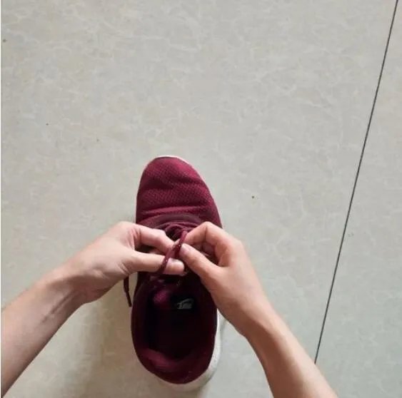 鞋带蝴蝶结的系法图解