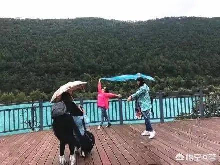 阿姨们照相带7条丝巾挪10次地方，丝巾墨镜成妈妈拍照必备，你的妈妈爱拍丝巾照吗？