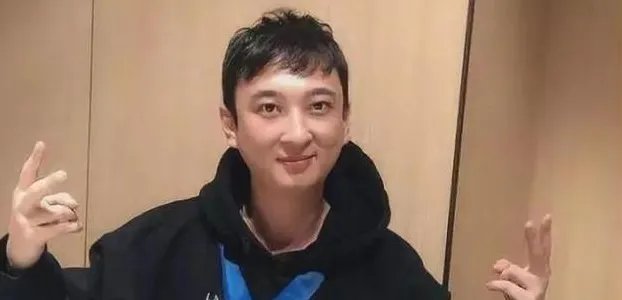 王思聪春节在三亚吃大鹅，还跟老板豪爽碰杯，你怎么看？