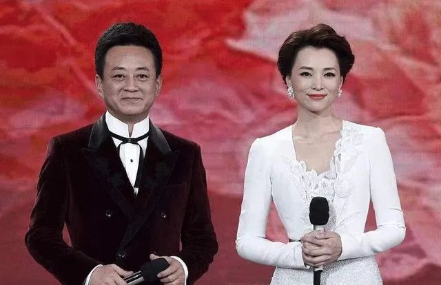 告别央视春晚两年董卿淡出主持舞台，最近主持《开学第一课》你觉得怎么样？