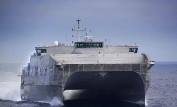 小伙是怎样斥责军舰旁穿和服拍照女子的？