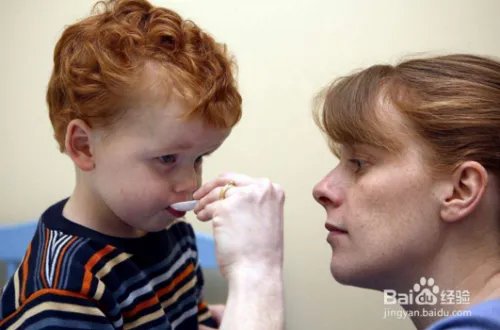 将鼠药当糖分同学，家长竟称是中成药！