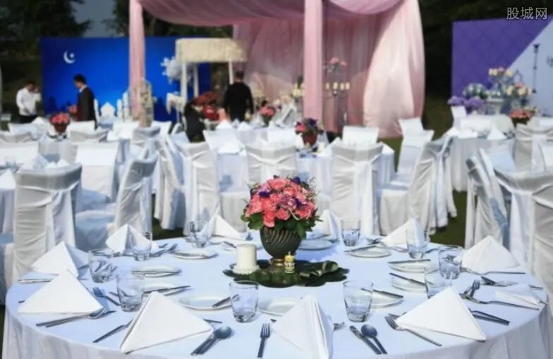 取消婚礼宴请穷人 60个贫穷家庭共聚婚宴