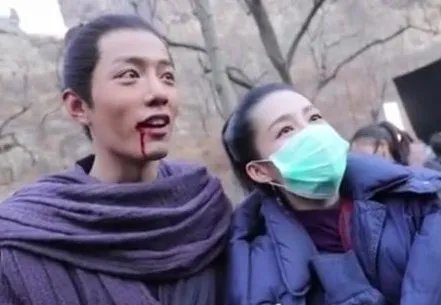 肖战为什么搂李沁脖子？是因为爱吗？