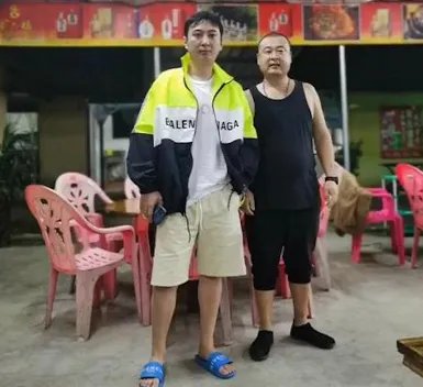 王思聪春节在三亚吃大鹅，还跟老板豪爽碰杯，你怎么看？