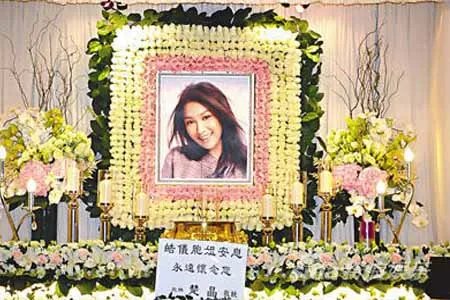 【图】陈僖仪葬礼现场群星出席 歌迷忍痛挥泪告别