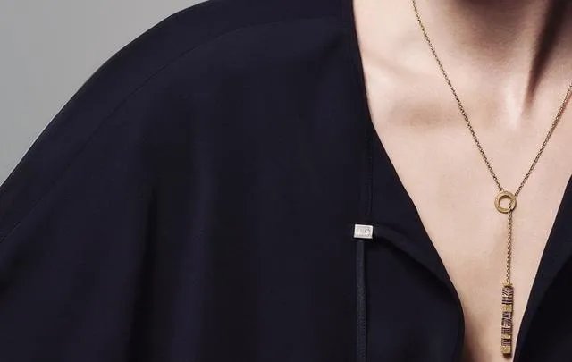 很多品牌的黄金饰品设计都非常土气,国内哪个品牌的黄金饰品设计最脱俗?