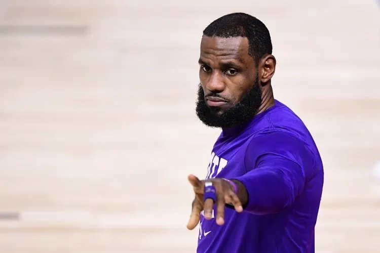 湖人首节10个失误，都有谁犯规了呢？