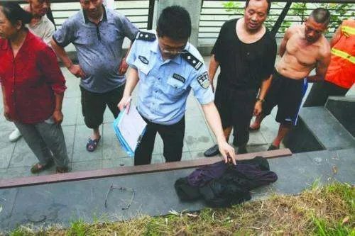 两男殴打讨薪工人,劳动法将如何处置这两名打人男子?