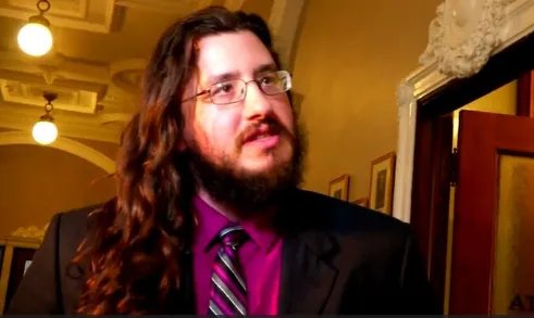 美国一父母为何会状告儿子啃老？