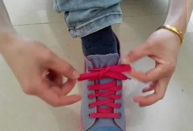 鞋带蝴蝶结的系法图解